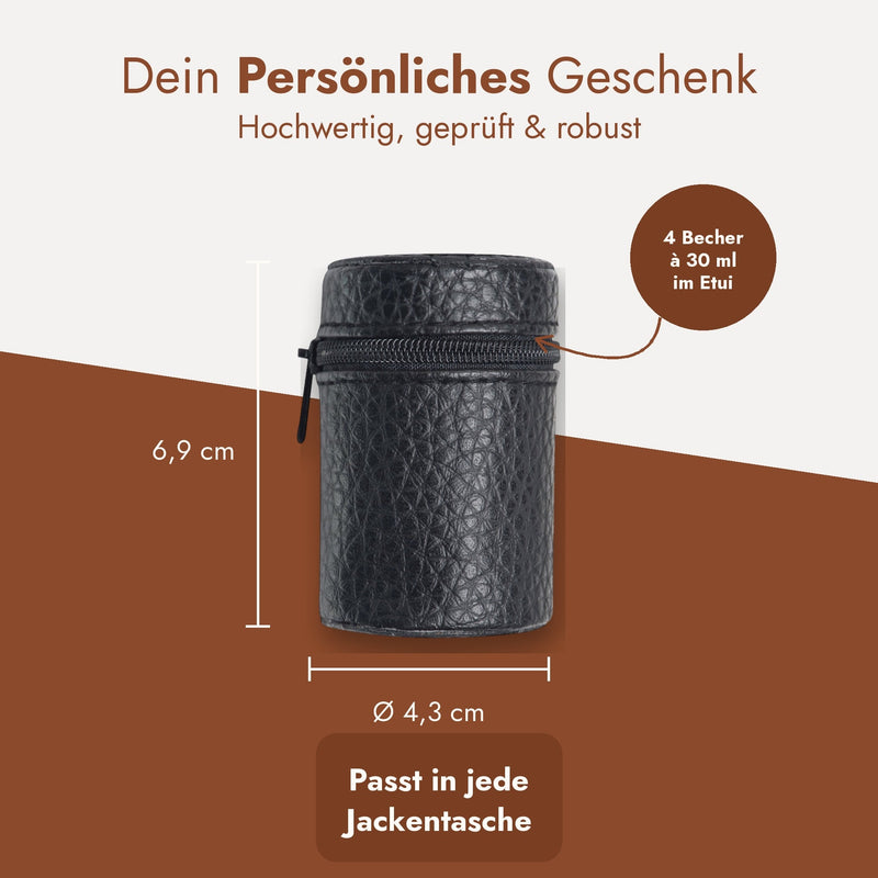 Etui des Schnapsgläser-Sets mit Maßangaben: 6,9 cm hoch, 4,3 cm Durchmesser, 4 Becher à 30 ml, passt in jede Jackentasche.
