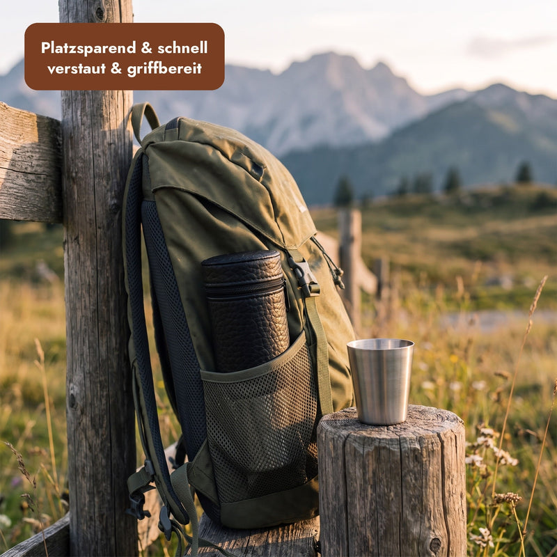 Etui mit Schnapsbechern in der Seitentasche eines Wanderrucksacks, Text: Platzsparend und schnell verstaut und griffbereit.