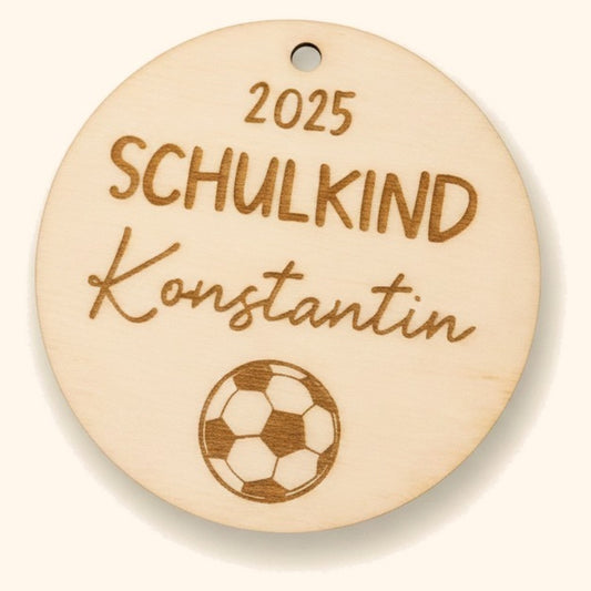 Personalisierter Anhänger Schultüte 2026 — vor cremefarbenem Hintergrund.