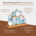 Stapelhaus aus Holz in Rosa und Blau mit Bausteinen in Pastelltoenen auf Holzsockel fuer Kleinkinder.