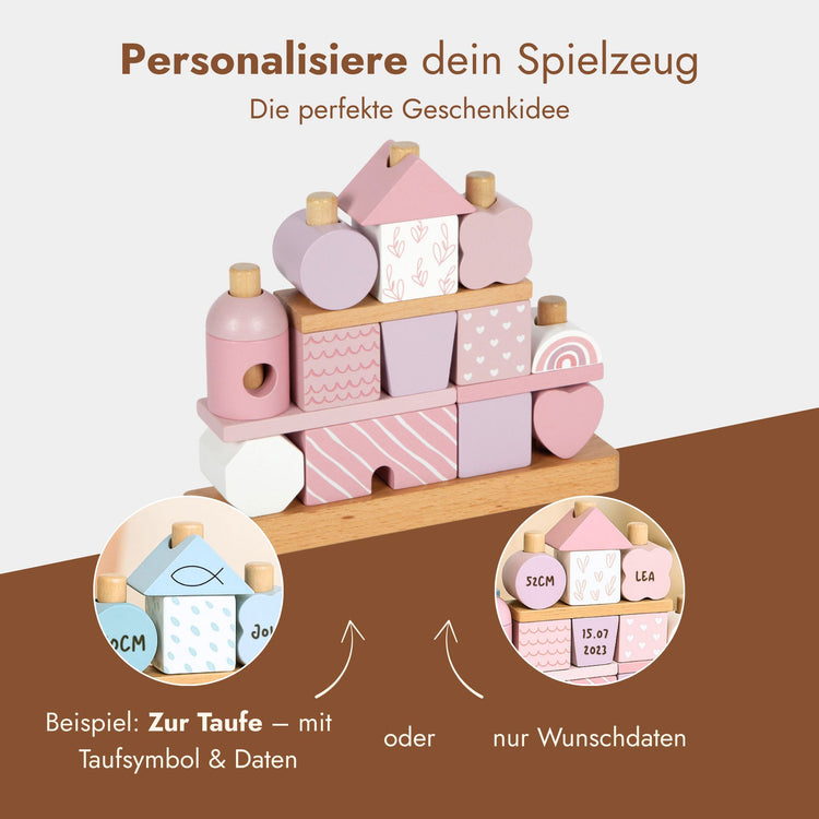 Personalisierbares Stapelhaus aus Holz in Rosa mit Gravur von Name, Datum und Taufsymbol als Geschenk.