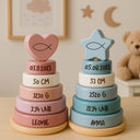 Personalisierter Stapelturm aus Holz mit gravierten Geburtsdaten, Name, Gewicht und Uhrzeit als Taufgeschenk.
