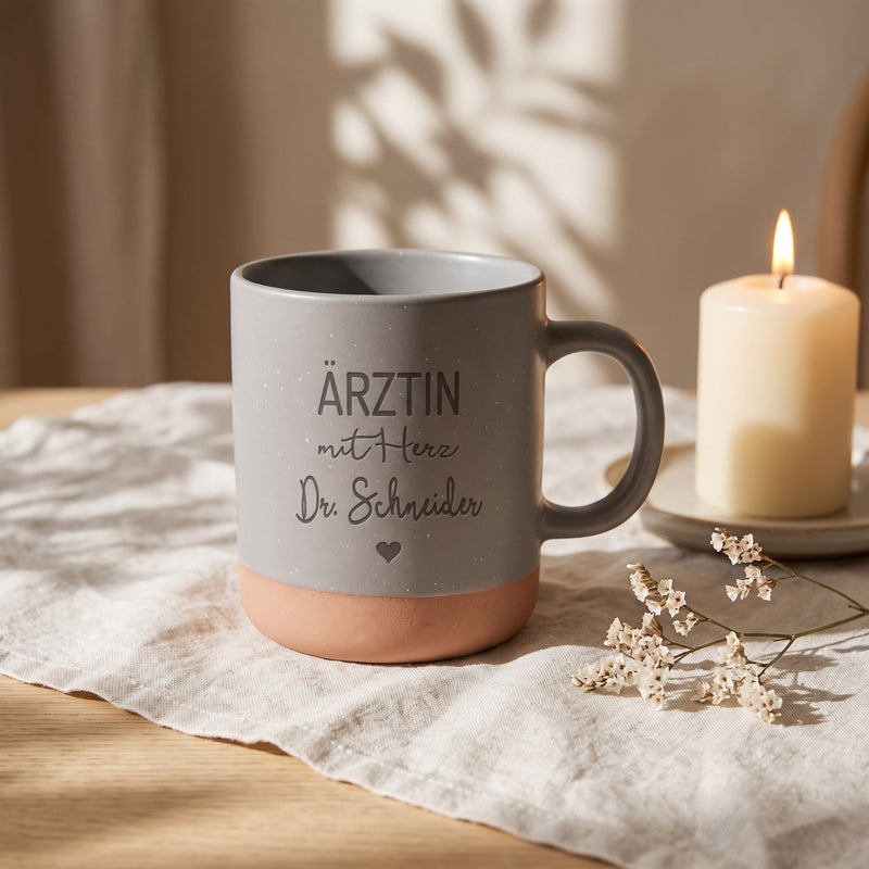 Tasse Ärztin mit Herz personalisiert mit Name in grau: aerztin, auf Leinen mit Kerze und Trockenblumen.