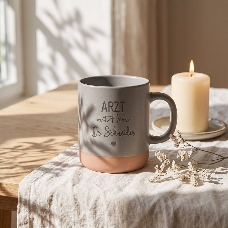 Tasse Ärztin mit Herz personalisiert mit Name in grau: arzt, auf Leinen mit Kerze und Trockenblumen.