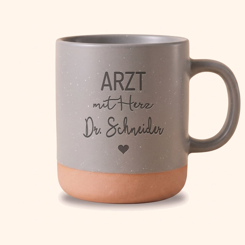 Tasse Ärztin mit Herz personalisiert mit Name: Arzt mit Herz auf Keramiktasse Grau, Beispiel mit Dr. Schneider.
