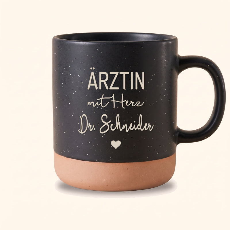 Tasse Ärztin mit Herz personalisiert mit Name: Ärztin mit Herz auf Keramiktasse Schwarz, Beispiel mit Dr. Schneider.
