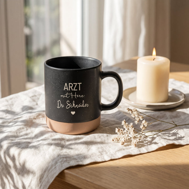 Tasse Ärztin mit Herz personalisiert mit Name in schwarz: arzt, auf Leinen mit Kerze und Trockenblumen.