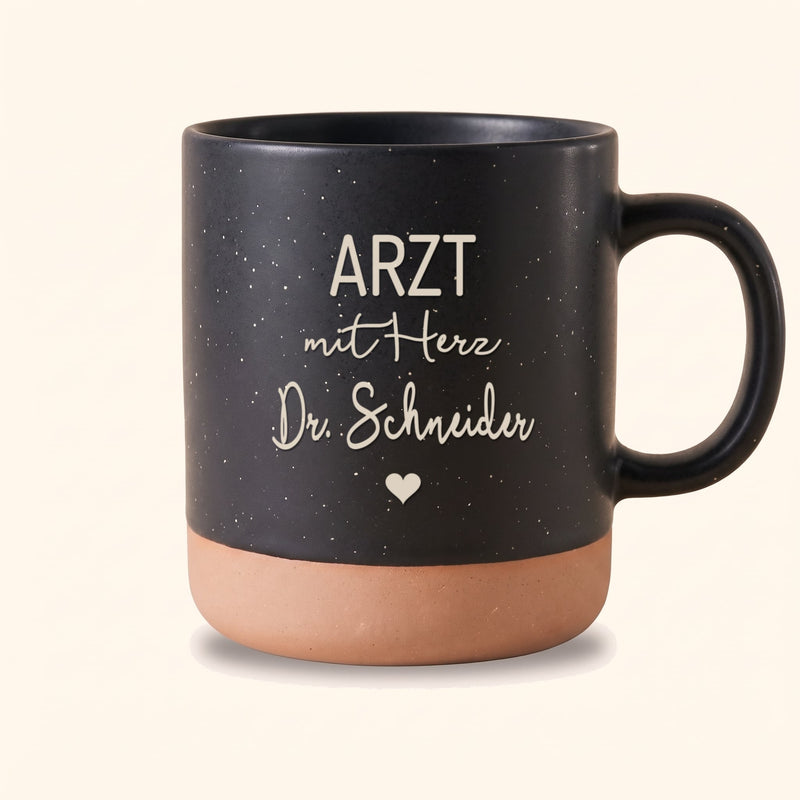 Tasse Ärztin mit Herz personalisiert mit Name: Arzt mit Herz auf Keramiktasse Schwarz, Beispiel mit Dr. Schneider.