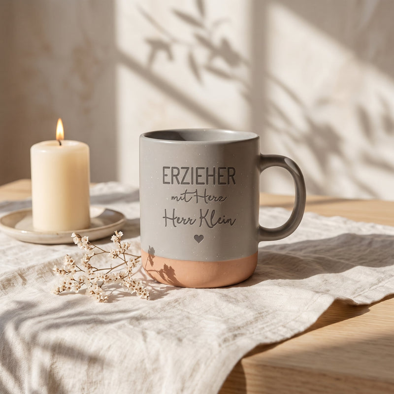 Steingut Tasse 360ml - Erzieherin in grau: erzieher, auf Leinen mit Kerze und Trockenblumen.