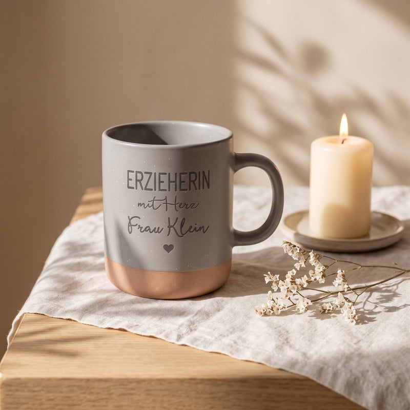Steingut Tasse 360ml - Erzieherin in grau: erzieherin, auf Leinen mit Kerze und Trockenblumen.
