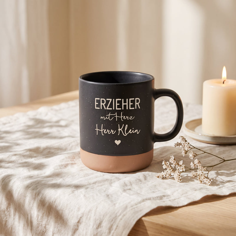 Steingut Tasse 360ml - Erzieherin in schwarz: erzieher, auf Leinen mit Kerze und Trockenblumen.