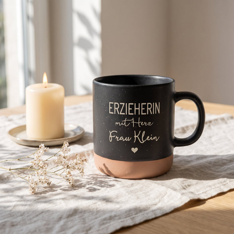 Steingut Tasse 360ml - Erzieherin in schwarz: erzieherin, auf Leinen mit Kerze und Trockenblumen.