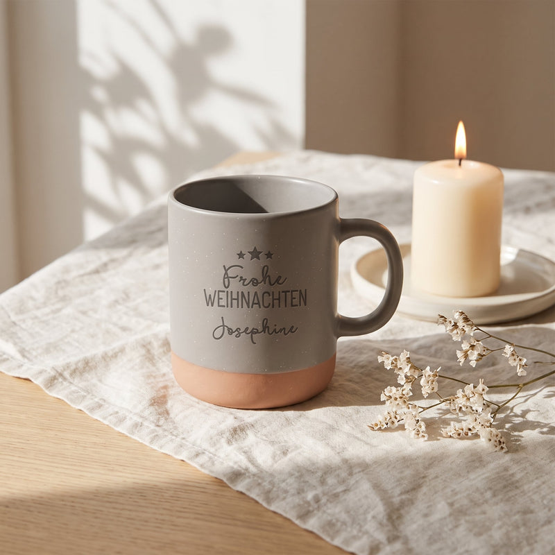 Weihnachtstasse mit Name personalisiert: Frohe Weihnachten in grau: frohe weihnachten, auf Leinen mit Kerze und Trockenblumen.