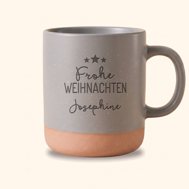Weihnachtstasse mit Name personalisiert: Frohe Weihnachten: Gravur auf Keramiktasse Grau, Beispiel mit Josephine.