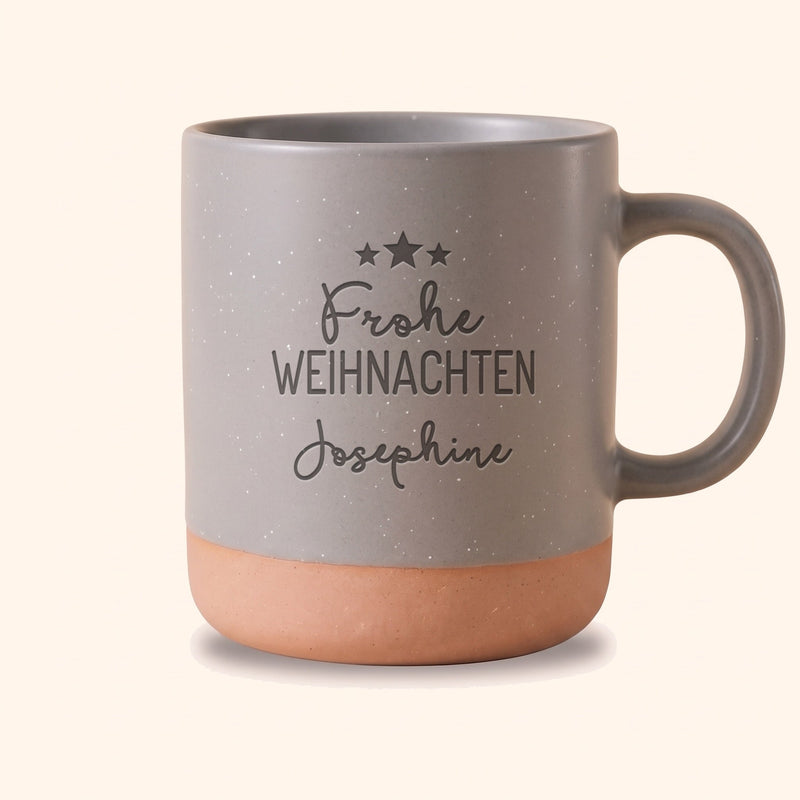 Weihnachtstasse mit Name personalisiert: Frohe Weihnachten: Gravur auf Keramiktasse Grau, Beispiel mit Josephine.