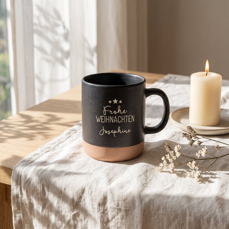 Weihnachtstasse mit Name personalisiert: Frohe Weihnachten in schwarz: frohe weihnachten, auf Leinen mit Kerze und Trockenblumen.