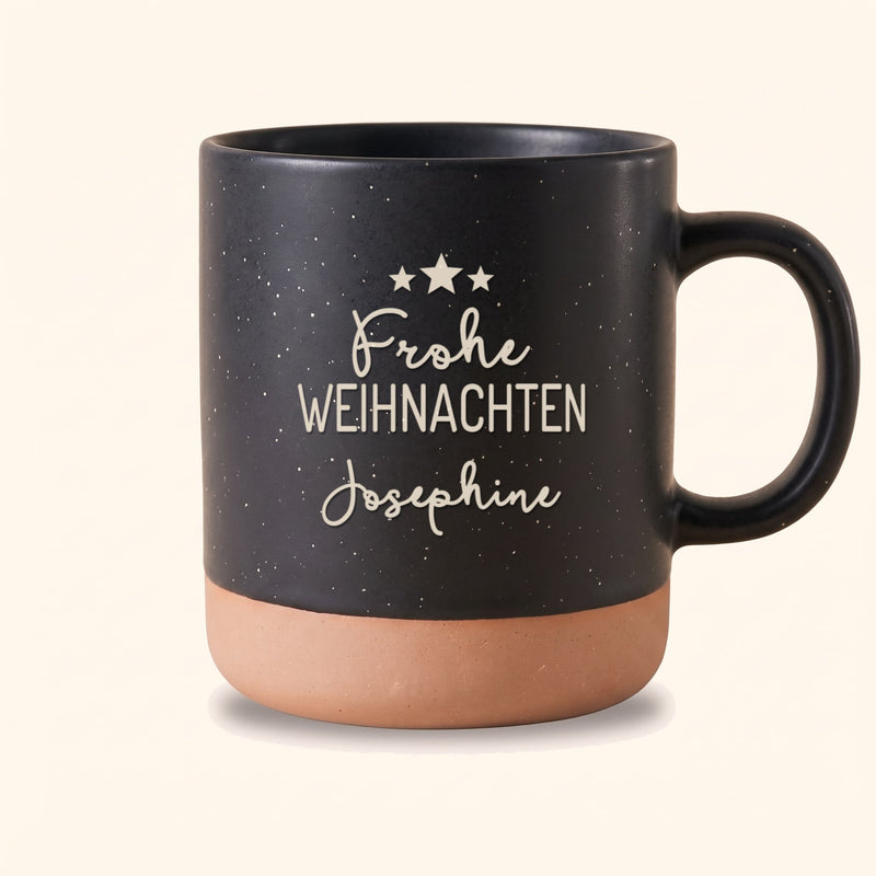 Weihnachtstasse mit Name personalisiert: Frohe Weihnachten: Gravur auf Keramiktasse Schwarz, Beispiel mit Josephine.