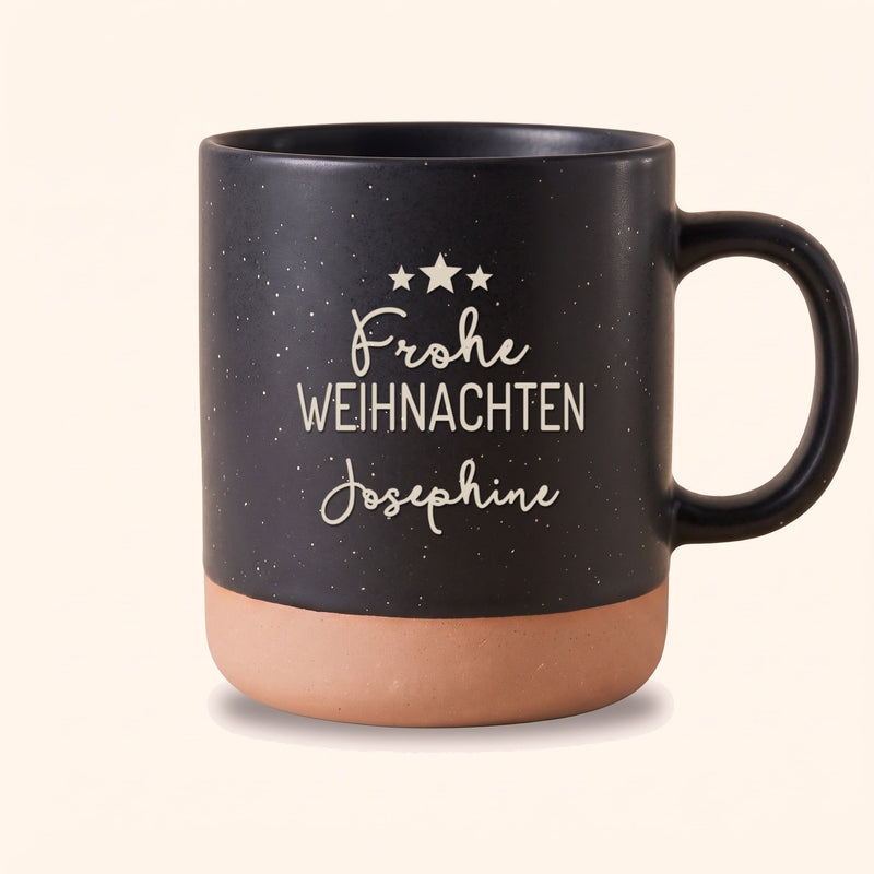 Weihnachtstasse mit Name personalisiert: Frohe Weihnachten: Gravur auf Keramiktasse Schwarz, Beispiel mit Josephine.