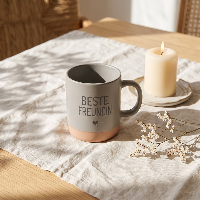 Keramik Tasse 360ml - Beste in grau: beste freundin, auf Leinen mit Kerze und Trockenblumen.