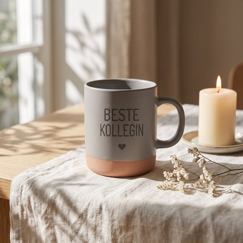 Keramik Tasse 360ml - Beste in grau: beste kollegin, auf Leinen mit Kerze und Trockenblumen.