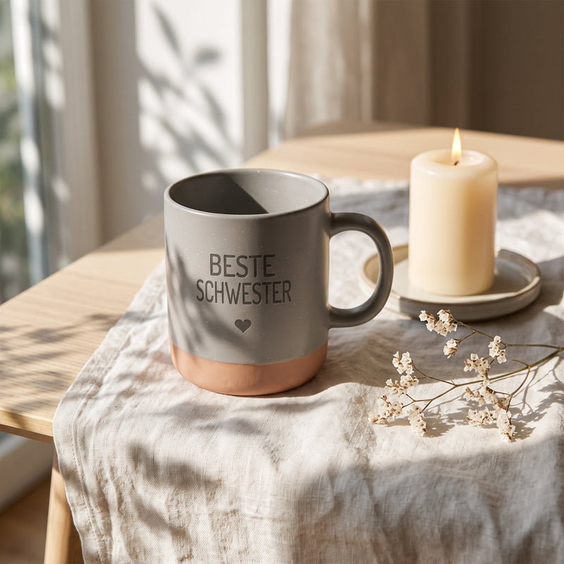 Keramik Tasse 360ml - Beste in grau: beste schwester, auf Leinen mit Kerze und Trockenblumen.