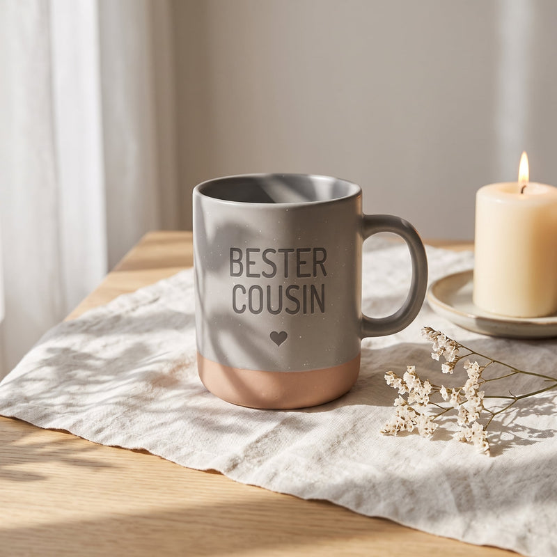 Keramik Tasse 360ml - Beste in grau: bester cousin, auf Leinen mit Kerze und Trockenblumen.