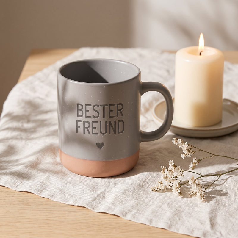 Keramik Tasse 360ml - Beste in grau: bester freund, auf Leinen mit Kerze und Trockenblumen.