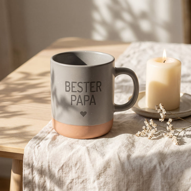 Keramik Tasse 360ml - Beste in grau: bester papa, auf Leinen mit Kerze und Trockenblumen.