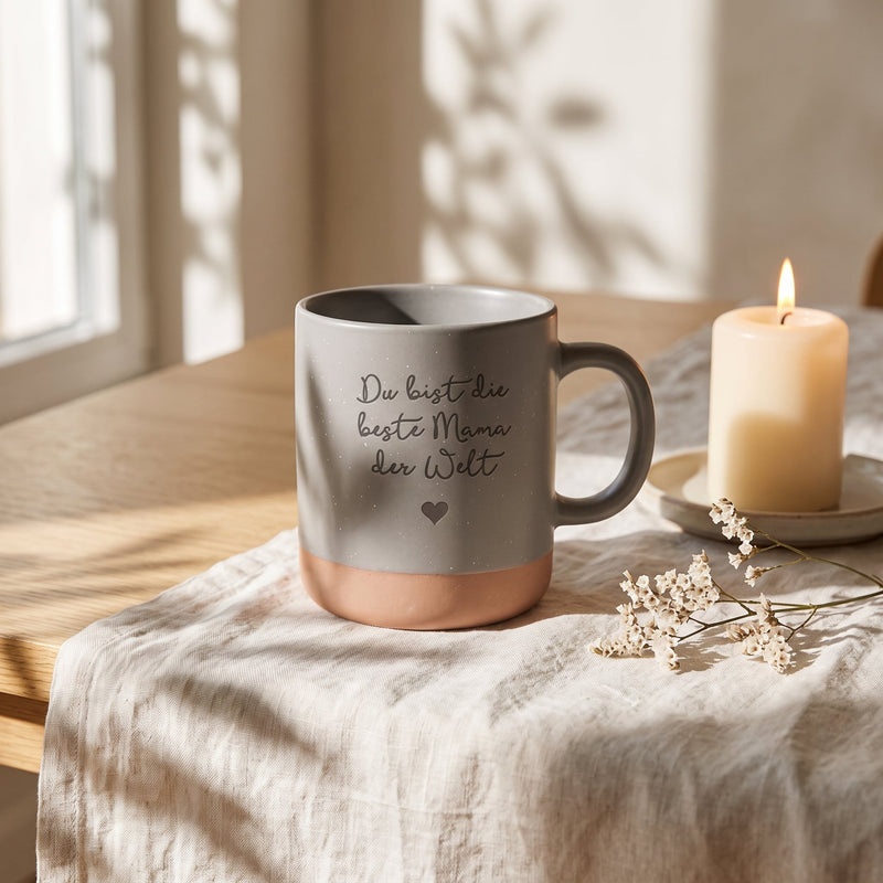 Keramik Tasse 360ml - Beste in grau: wunschtext, auf Leinen mit Kerze und Trockenblumen.