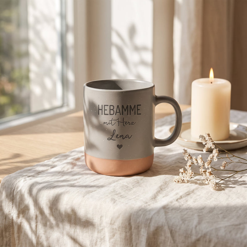 Steingut Tasse 360ml - Hebamme in grau: hebamme, auf Leinen mit Kerze und Trockenblumen.