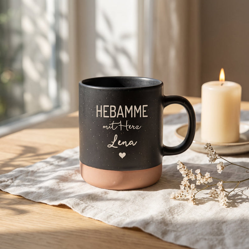 Steingut Tasse 360ml - Hebamme in schwarz: hebamme, auf Leinen mit Kerze und Trockenblumen.