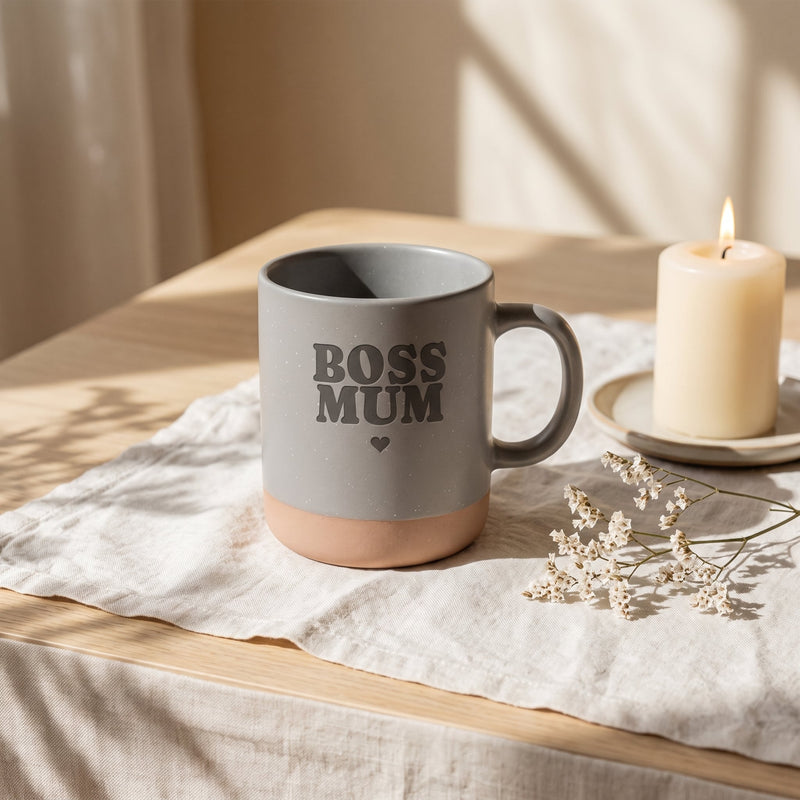 Keramik Tasse 360ml - Hot Mums Club in grau: boss mum, auf Leinen mit Kerze und Trockenblumen.