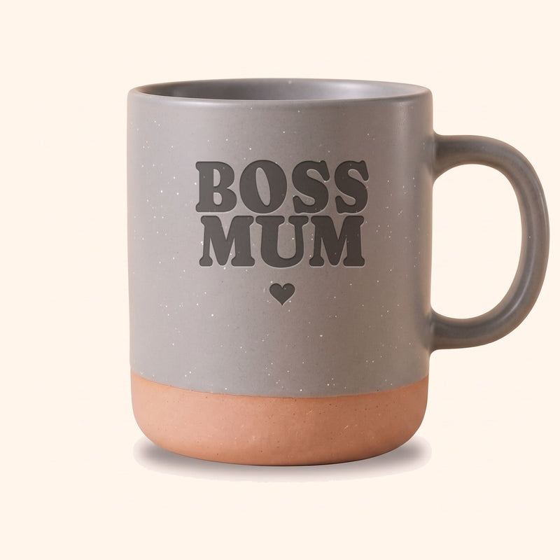 Keramik Tasse 360ml grau mit Gravur „Boss Mum" und Herz