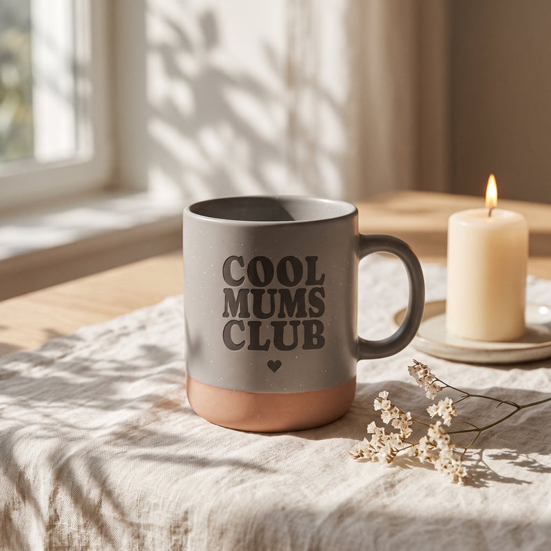 Keramik Tasse 360ml - Hot Mums Club in grau: cool mums club, auf Leinen mit Kerze und Trockenblumen.