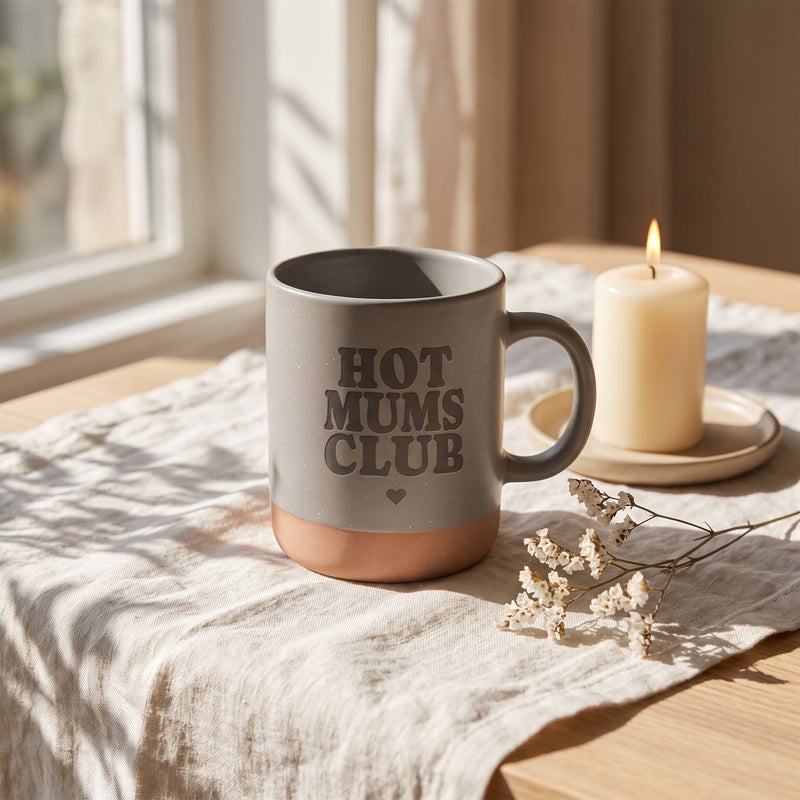 Keramik Tasse 360ml - Hot Mums Club in grau: hot mums club, auf Leinen mit Kerze und Trockenblumen.