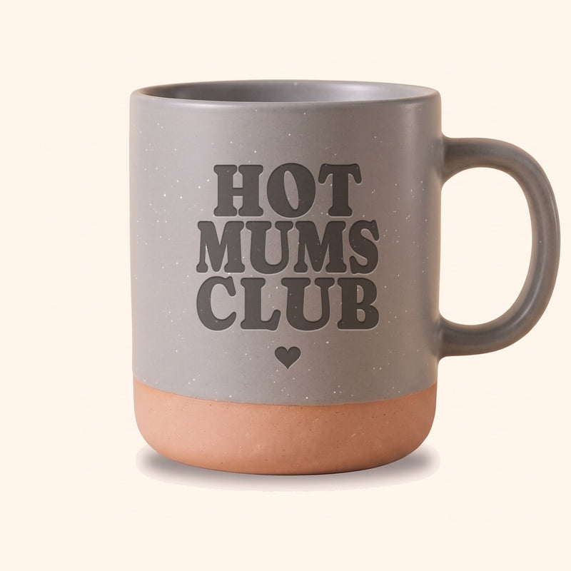 Keramik Tasse 360ml grau mit Gravur „Hot Mums Club" und Herz