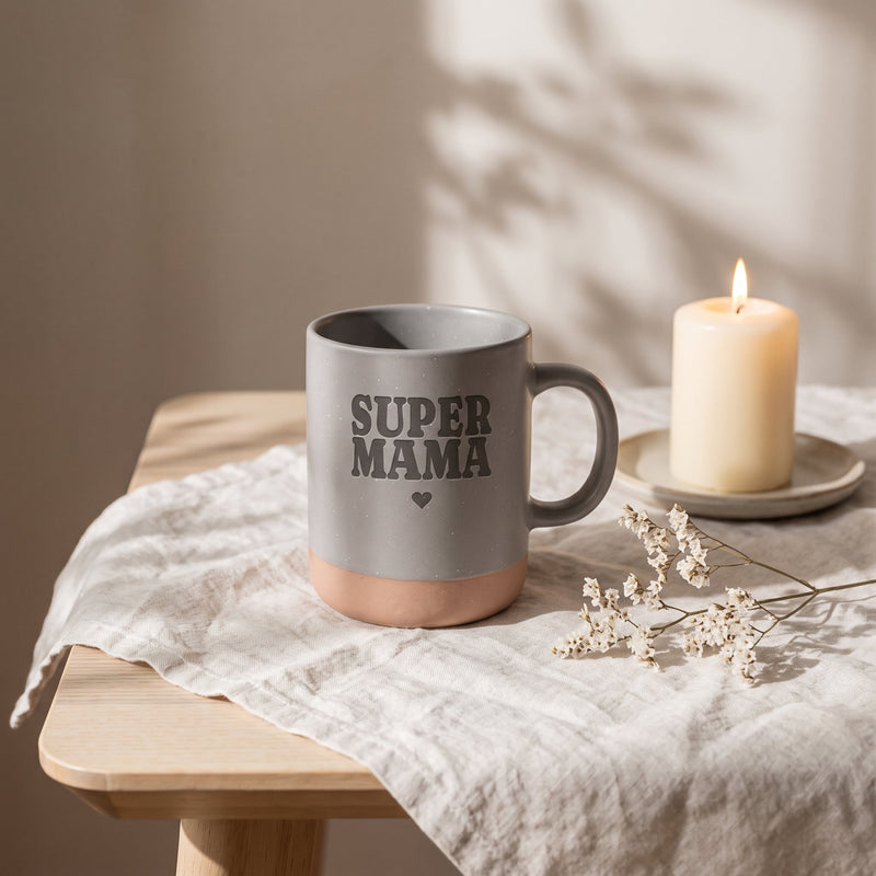 Keramik Tasse 360ml - Hot Mums Club in grau: super mama, auf Leinen mit Kerze und Trockenblumen.