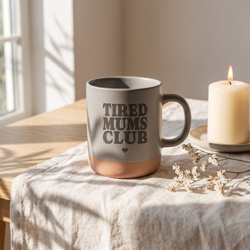 Keramik Tasse 360ml - Hot Mums Club in grau: tired mums club, auf Leinen mit Kerze und Trockenblumen.
