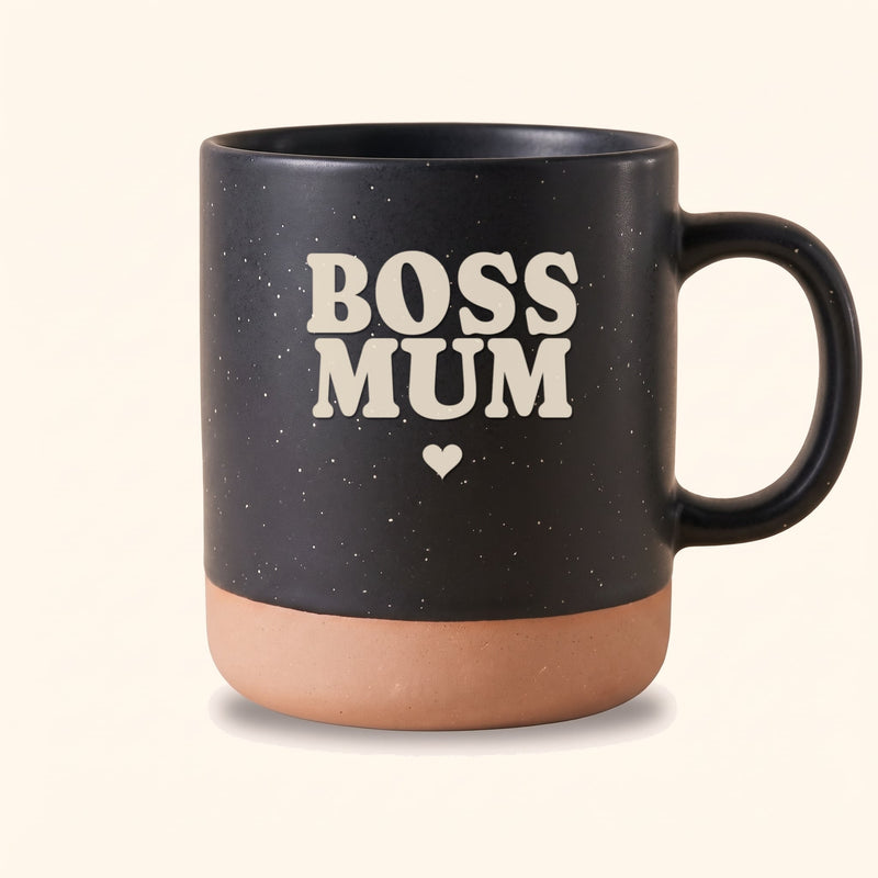 Keramik Tasse 360ml schwarz mit Gravur „Boss Mum" und Herz