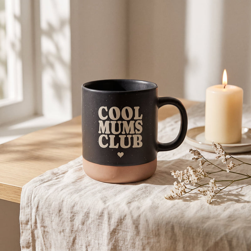 Keramik Tasse 360ml - Hot Mums Club in schwarz: cool mums club, auf Leinen mit Kerze und Trockenblumen.