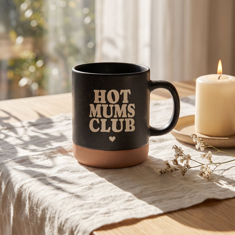 Keramik Tasse 360ml - Hot Mums Club in schwarz: hot mums club, auf Leinen mit Kerze und Trockenblumen.