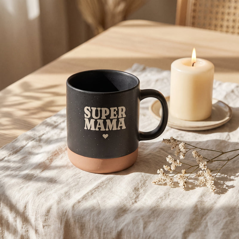 Keramik Tasse 360ml - Hot Mums Club in schwarz: super mama, auf Leinen mit Kerze und Trockenblumen.