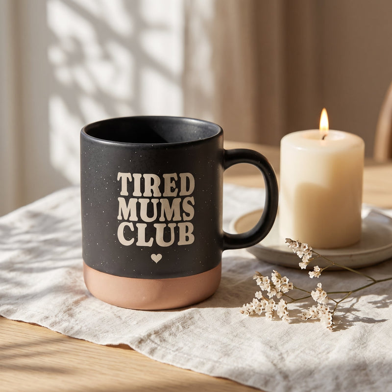 Keramik Tasse 360ml - Hot Mums Club in schwarz: tired mums club, auf Leinen mit Kerze und Trockenblumen.