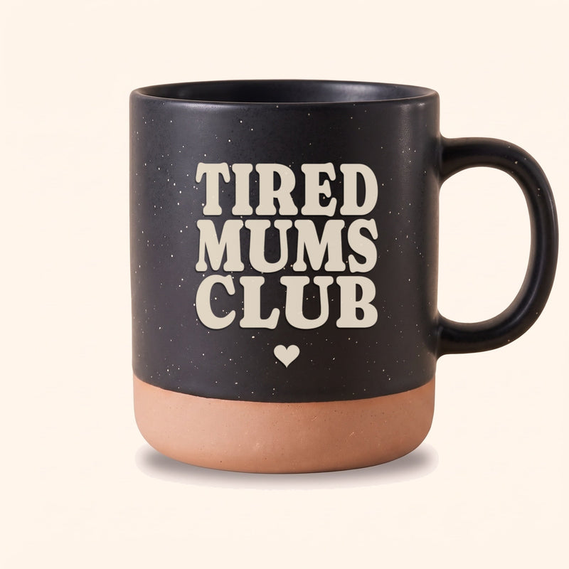 Keramik Tasse 360ml schwarz mit Gravur „Tired Mums Club" und Herz