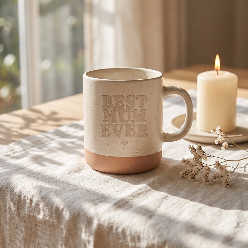Steingut Tasse 360ml - Hot Mums Club in weiß: best mum ever, auf Leinen mit Kerze und Trockenblumen.