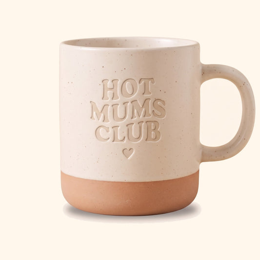 Keramik Tasse 360ml Weiß mit Ton-in-Ton-Gravur Hot Mums Club, Henkel rechts, Packshot vor cremefarbenem Hintergrund