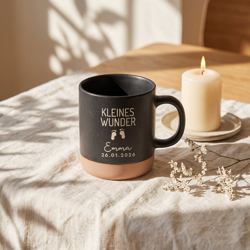 Tasse Kleines Wunder personalisiert mit Name und Geburtsdatum in schwarz: kleines wunder, auf Leinen mit Kerze und Trockenblumen.