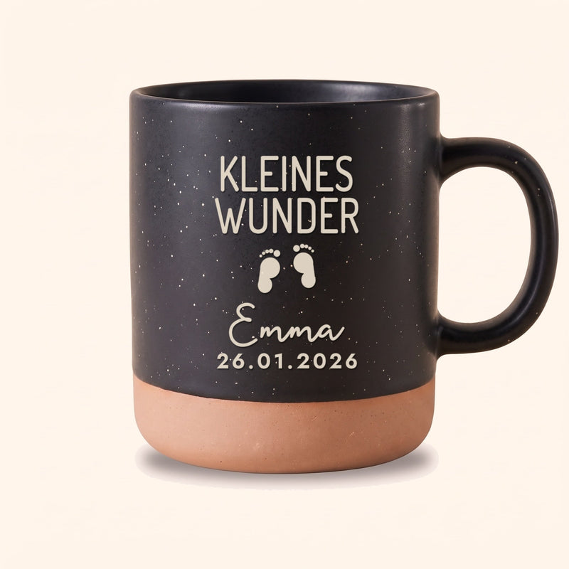Tasse Kleines Wunder personalisiert mit Name und Geburtsdatum: Gravur auf Keramiktasse Schwarz, Beispiel mit Emma.