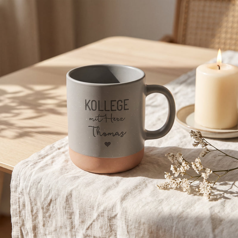 Tasse Kollegin mit Herz personalisiert mit Name in grau: kollege, auf Leinen mit Kerze und Trockenblumen.
