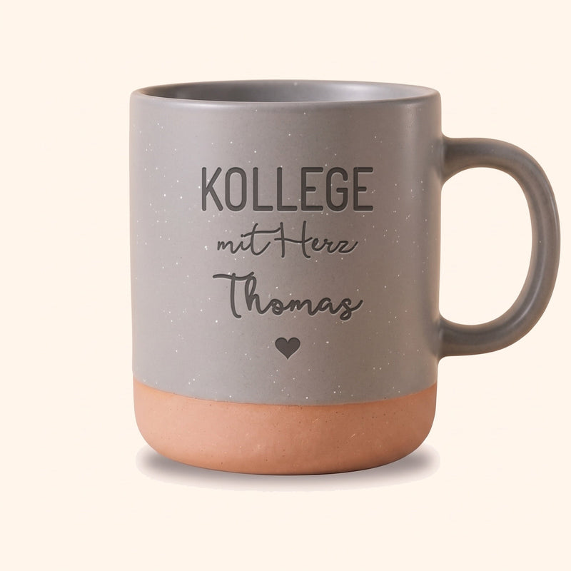 Tasse Kollegin mit Herz personalisiert mit Name: Kollege mit Herz auf Keramiktasse Grau, Beispiel mit Thomas.